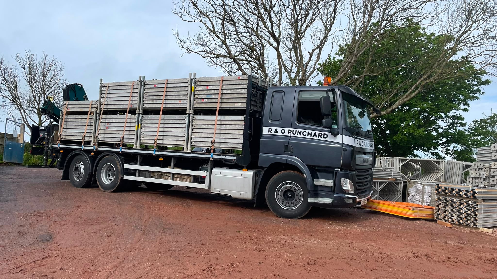 R & O Punchard rigid crane truck on a live delivery